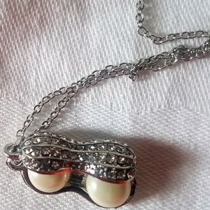 #90 NIP Silver PeanutShell Necklace